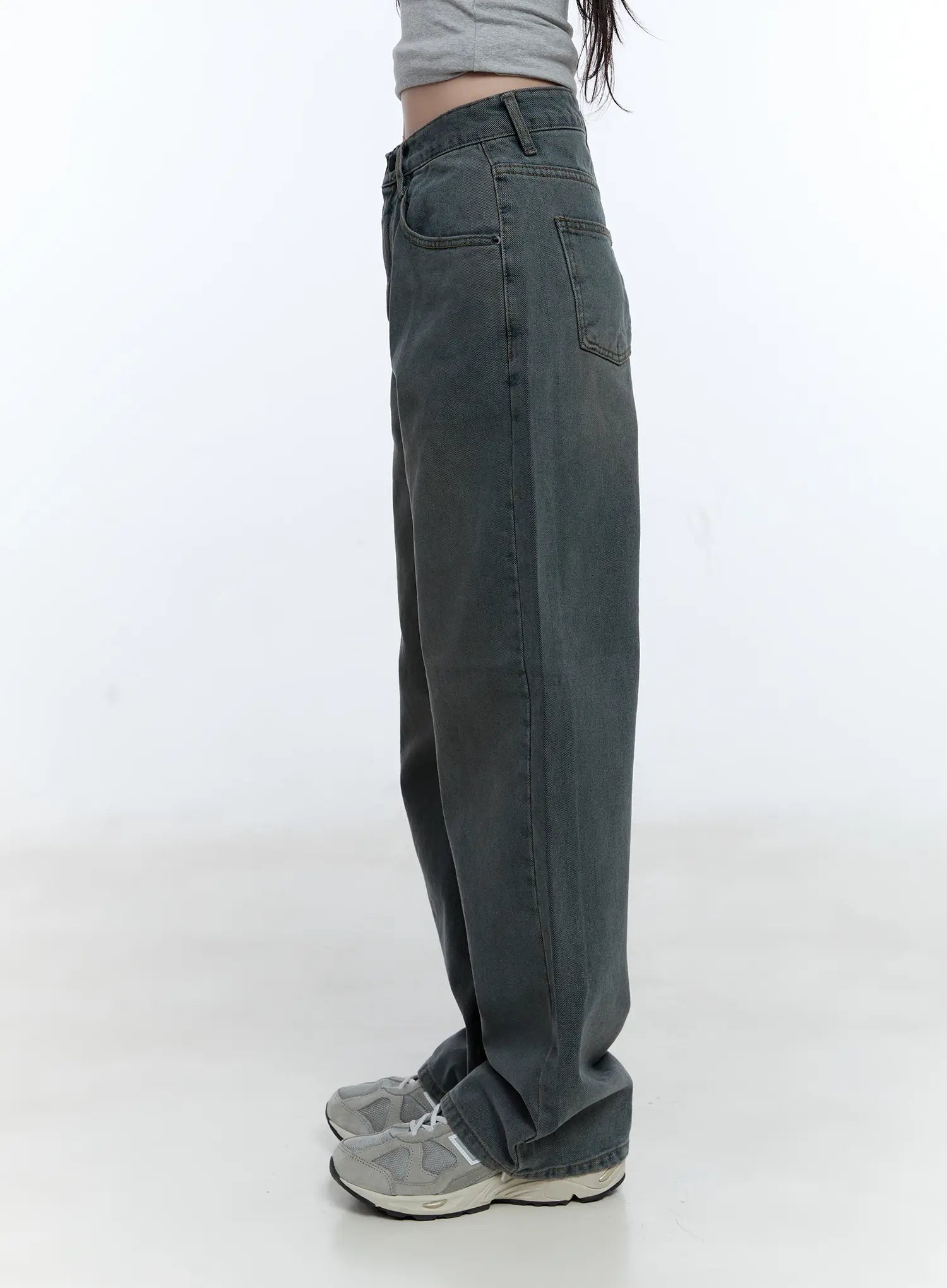 Herri Relaxed Semi-Wide Jeans CG512 in dark blue, side close-up on model, washed denim highlighting semi-wide leg volume, back pocket detail, and regular length hem over sneakers.