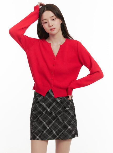 cozy-v-neck-buttoned-crop-cardigan-ij510