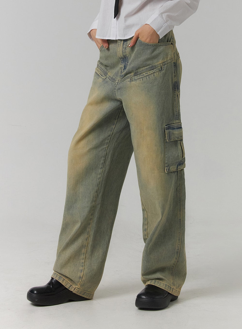 Cargo Denim Straight Leg Jeans CJ422 in blue, side close-up on model, highlighting flap cargo pocket detail and V-yoke panel seam, washed wide-leg denim with warm sand-tone fading.
