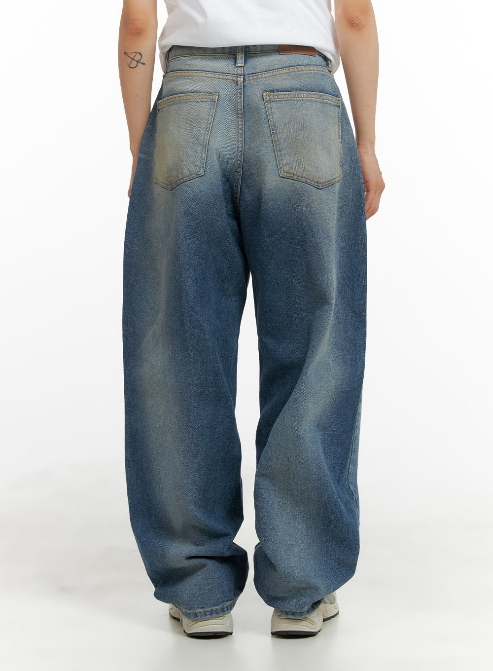 Vintage Washed Baggy Jeans CM426 in blue, back full-length view on model, showing dual back pockets, vintage wash fade, and oversized wide-leg silhouette with white tee.