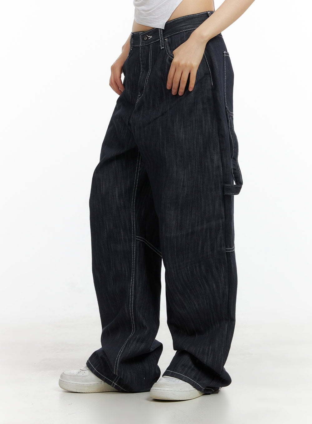Low-Rise Strap Baggy Jeans CY414 in dark blue, close-up side shot on model highlighting carpenter strap detail and contrast stitch seam lines on wide-leg cotton denim.