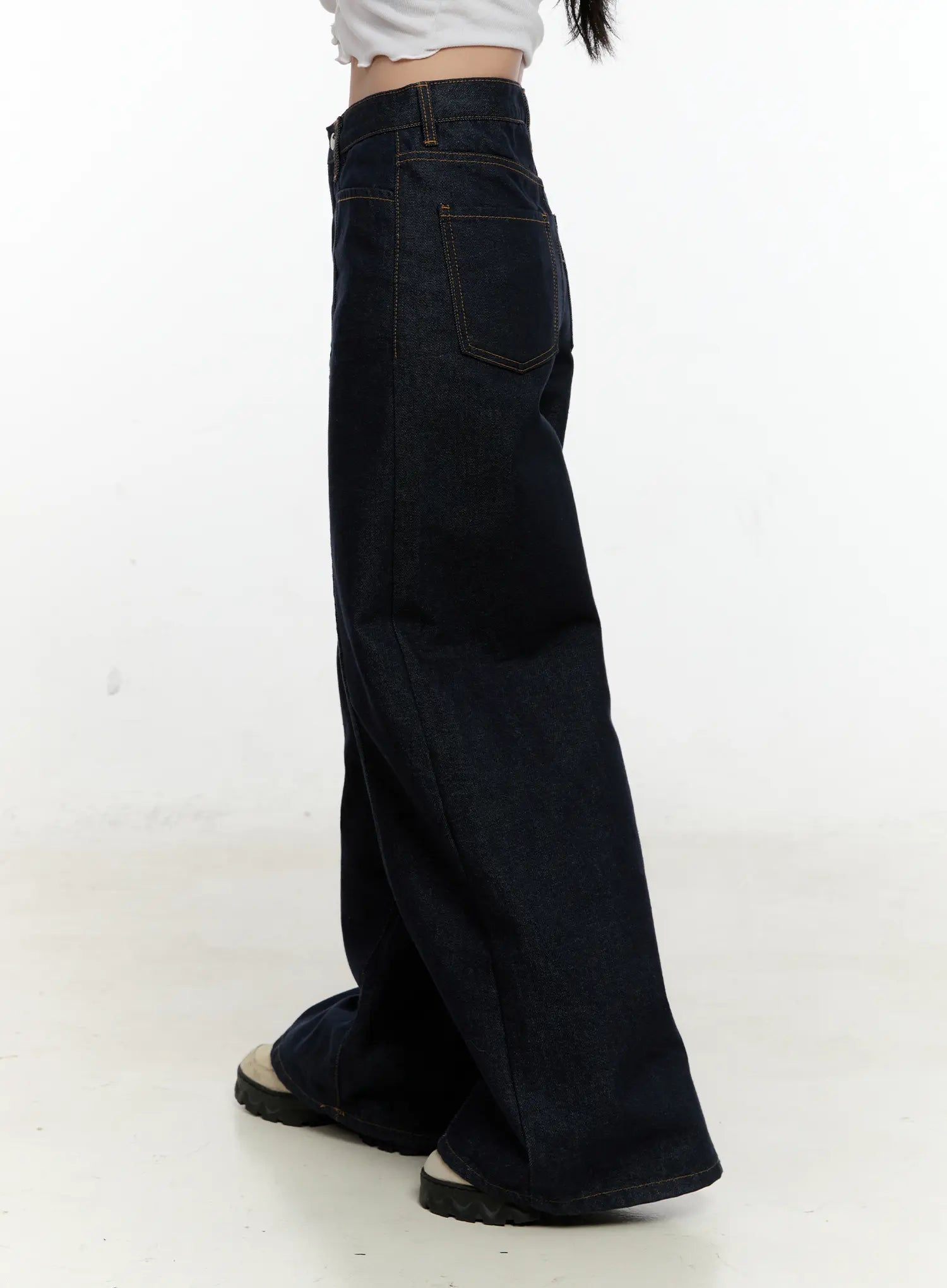 Nala Wide-Leg Bootcut Jeans CN506 in dark blue, side close-up on model, side-seam stitch detail and back pocket visible, exaggerated wide bootcut leg length shown.
