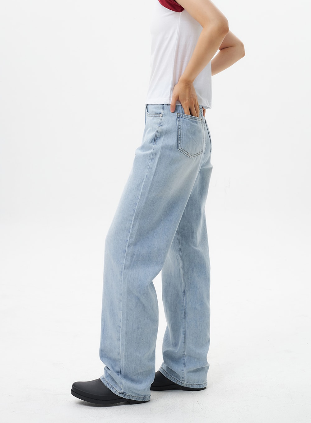 Wide Straight Leg Jeans OL304 in light blue, side close-up on model, back pocket and hip detail visible, wide straight-leg cut with subtle fade, relaxed cotton denim silhouette.