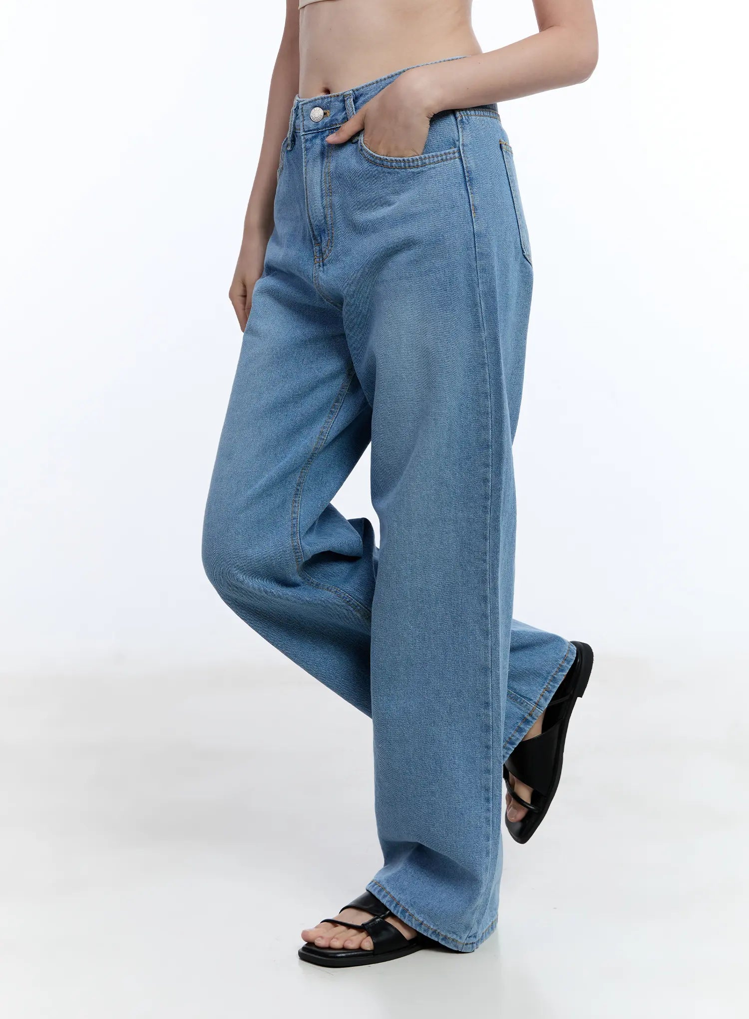Jisoo Straight-Fit Jeans CU513 in blue, side close-up on model, wide-fit washed cotton denim highlighting front pocket detail and straight leg line, with black sandals.