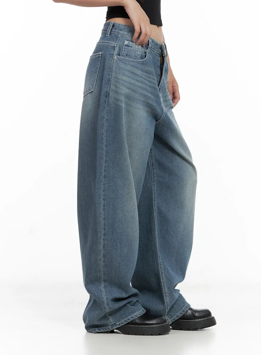 Riwon Retro-Wash Wide Summer Denim Jeans CL508 in blue, close-up side view on model, wide-leg silhouette showing side seam and faded wash gradient, worn with black crop top.