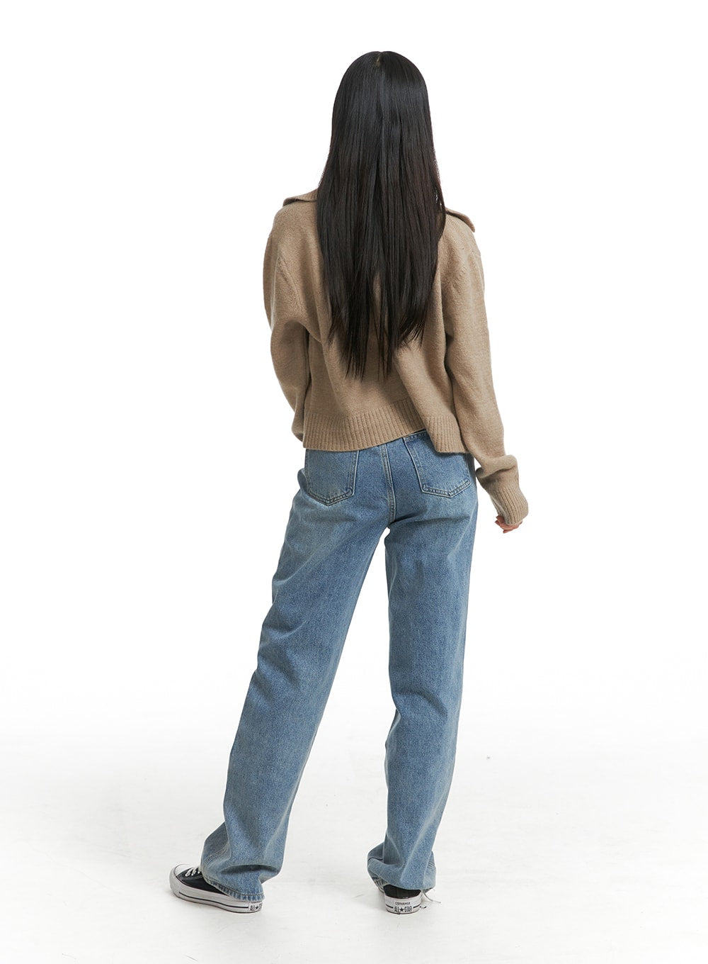 Washed Straight Wide Denim OJ405 in blue, back full-body on model, showing rear pockets and straight wide leg, paired with beige knit cardigan and canvas sneakers.