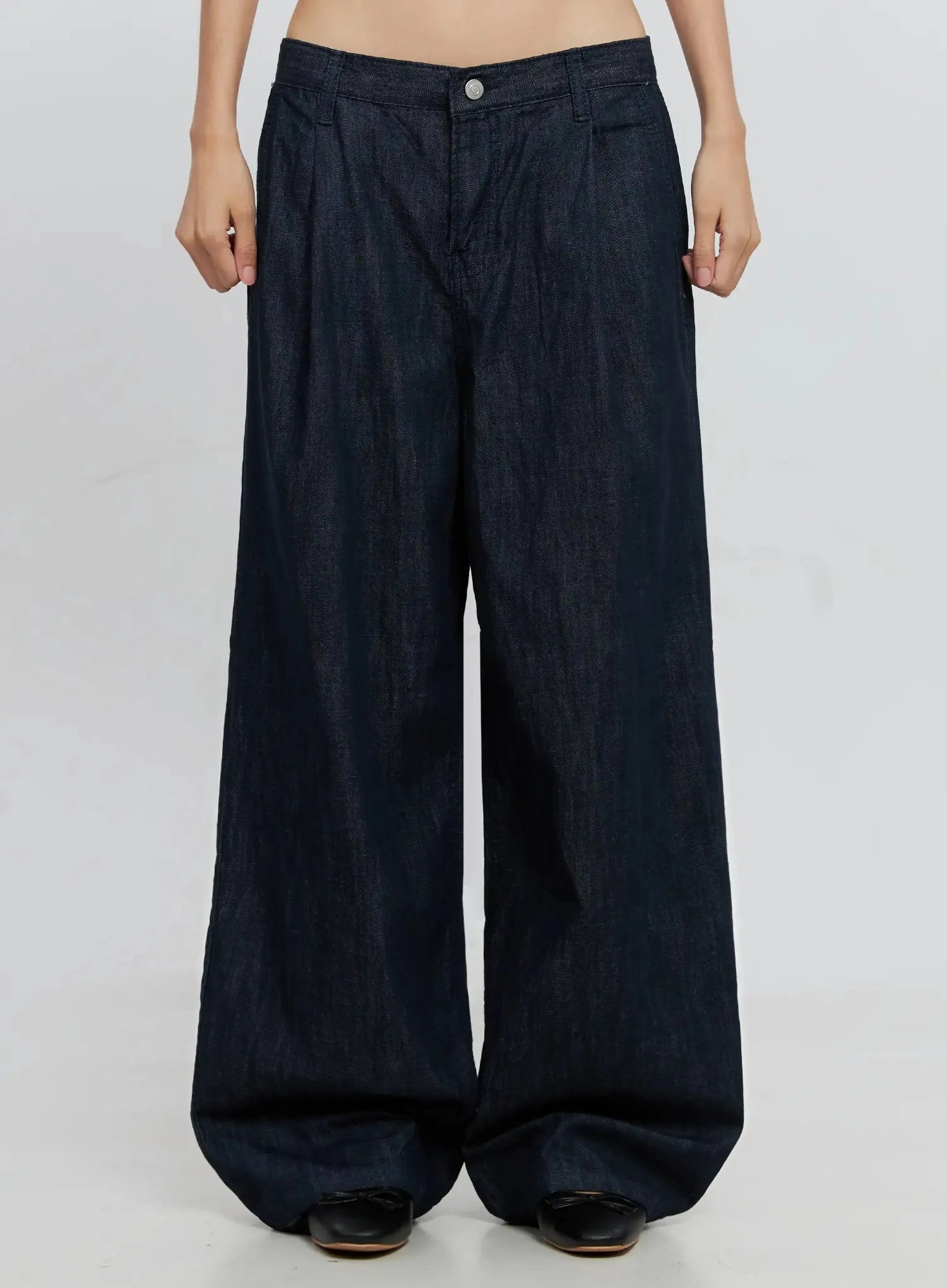 Elio Pintuck Wide-Leg Jeans IS516 in dark indigo, front product shot from waist to hem on model, wide-leg cotton denim with deep pintuck pleats and low-rise fit.