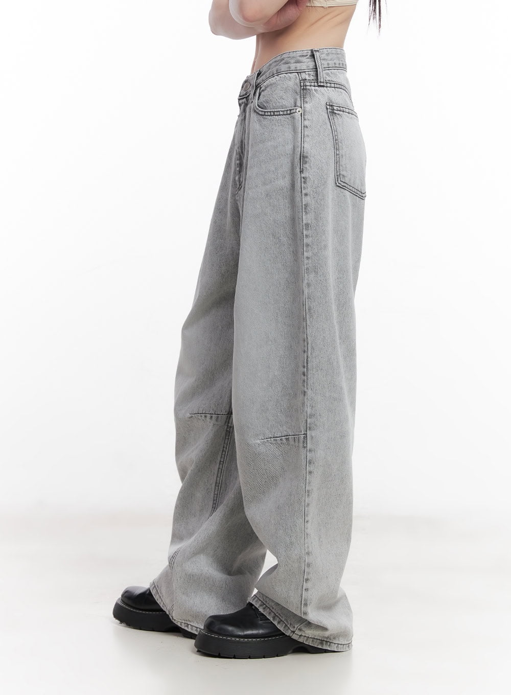 Melisa Washed Wide-Fit Jeans CU506 in gray, side close-up on model, highlighting pintuck front crease, side pocket seam, and curved panel seam above hem on washed cotton denim.