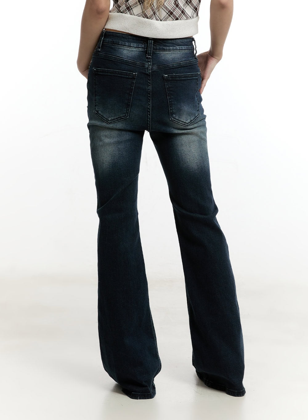 Ruelle Slim Washed Bootcut Jeans CY501 in dark blue, close-up back view from waist to hem, detailing rear pockets, washed indigo fading, and flared bootcut leg opening.