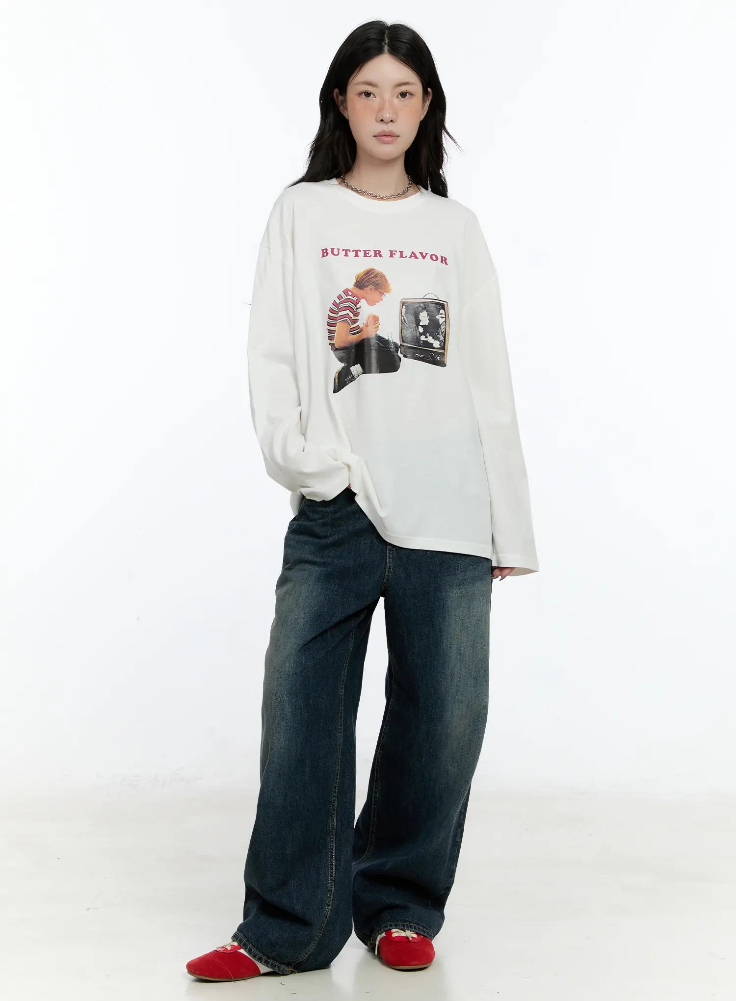 Hunter Washed Wide Leg Jeans CN517 in dark blue, front full-body on model, paired with white oversized graphic long-sleeve tee and red shoes, casual street look.