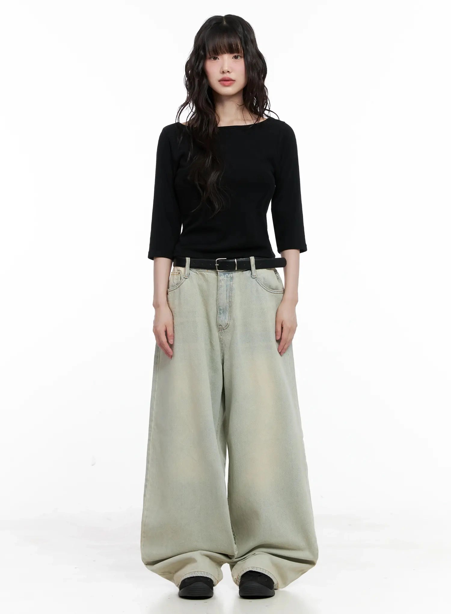 Xiaoting Vintage Style Wide-Leg Denim IL531 in light blue, full-length front shot on model, relaxed wide-fit legs with gradient wash, paired with black cropped top and leather belt.