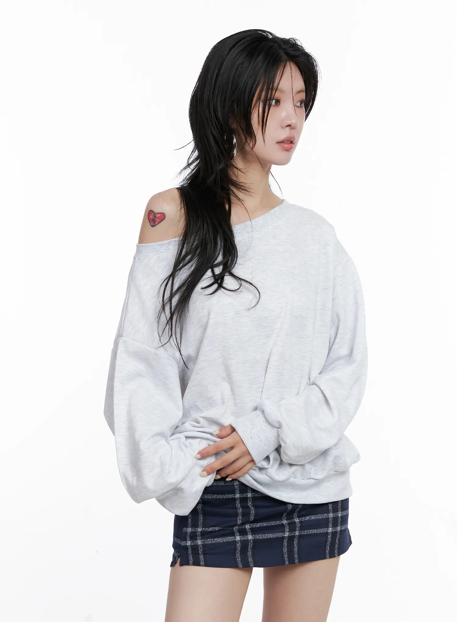 off-shoulder-loose-fit-sweatshirt-cs510