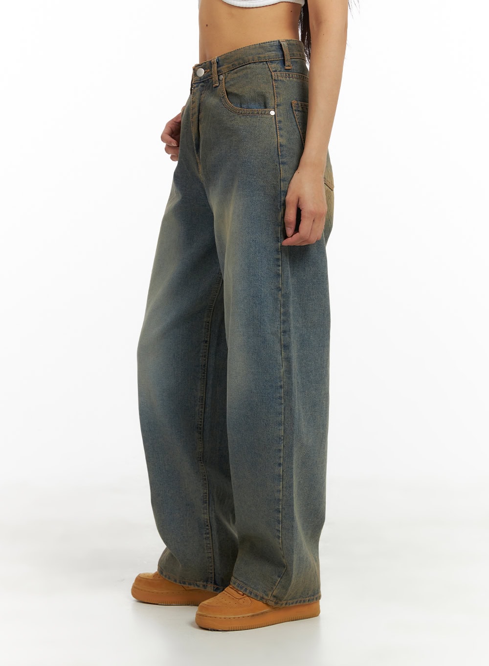 Low Rise Straight Jeans CA424 in dark blue, side view on model, wide straight leg silhouette with washed denim gradient, paired with tan sneakers.