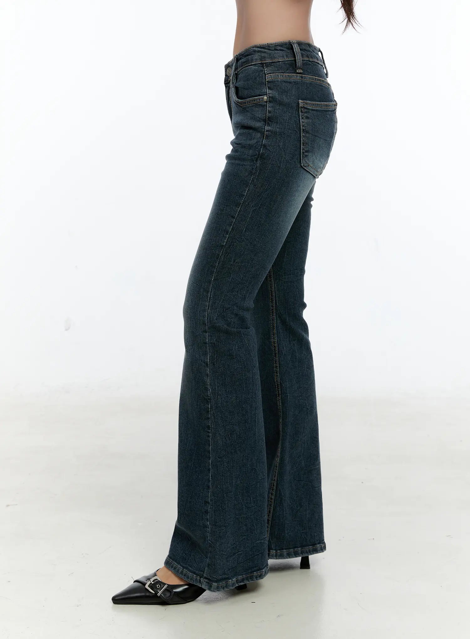 Harlee Bootcut Jeans CS517 in dark blue, close-up side shot from waist to ankle on model, highlighting the slim-to-flare silhouette, side pocket, contrast stitching, and washed denim texture.