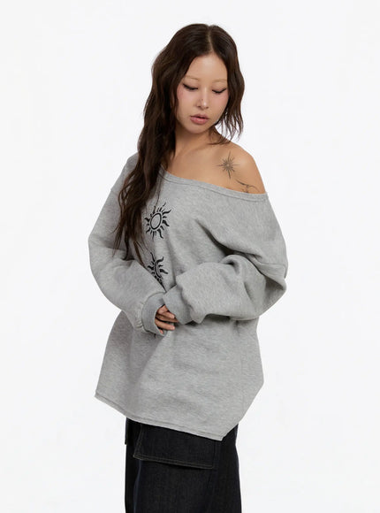 oversized-graphic-off-shoulder-sweatshirt-cn527