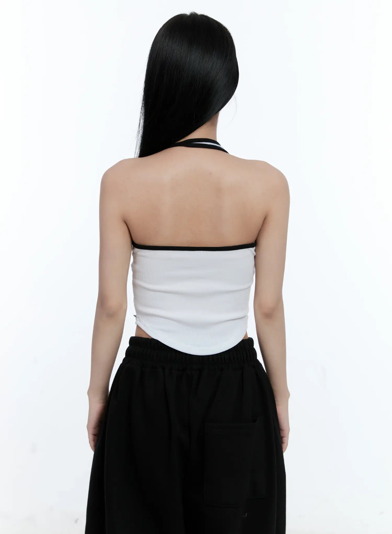 contrast-chain-accent-halter-tank-cl530