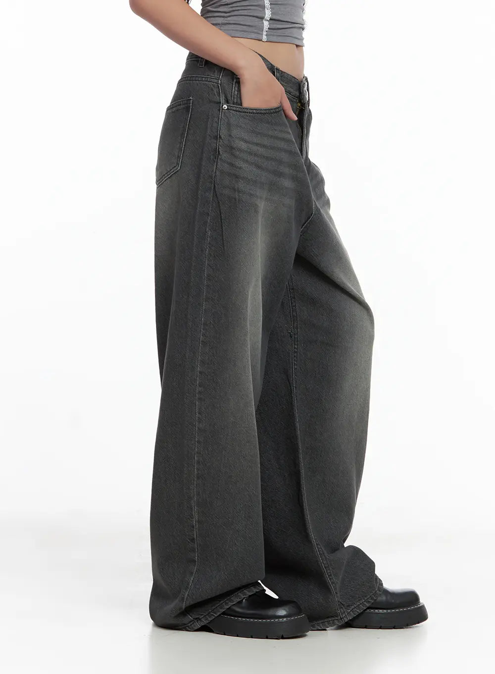 Kumi Washed Wide-Leg Summer Denim Jeans CL508 in Black, side view on model, loose wide-leg washed denim showing exaggerated leg silhouette and side seam detail, paired with grey crop top.