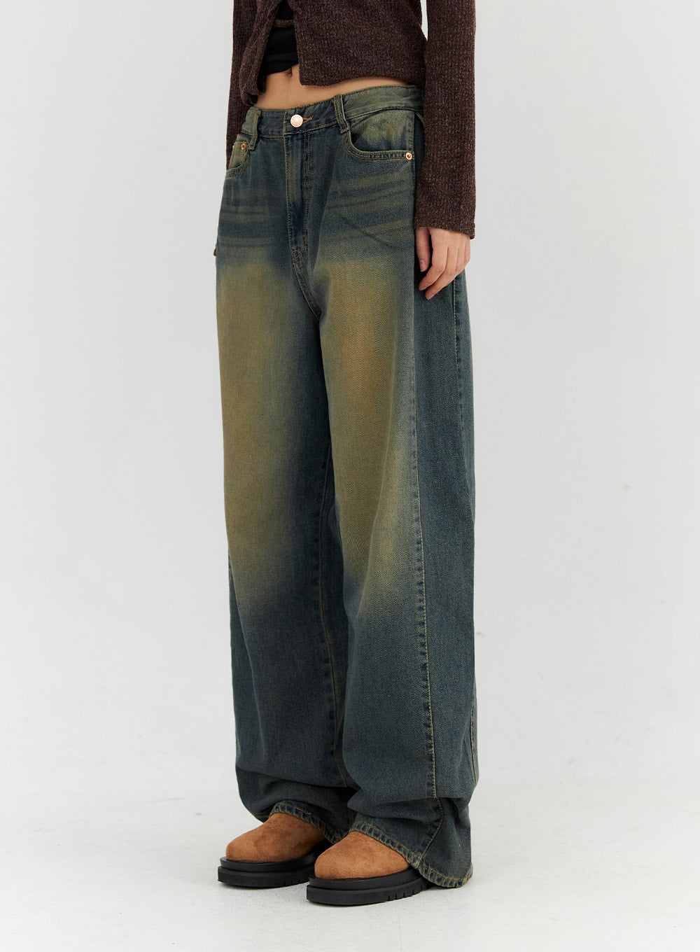 Washed Wide Leg Jeans CN315 in dark blue, angled side close-up on model, highlighting yellow vintage wash gradient, side seam detail, and relaxed wide-fit leg.
