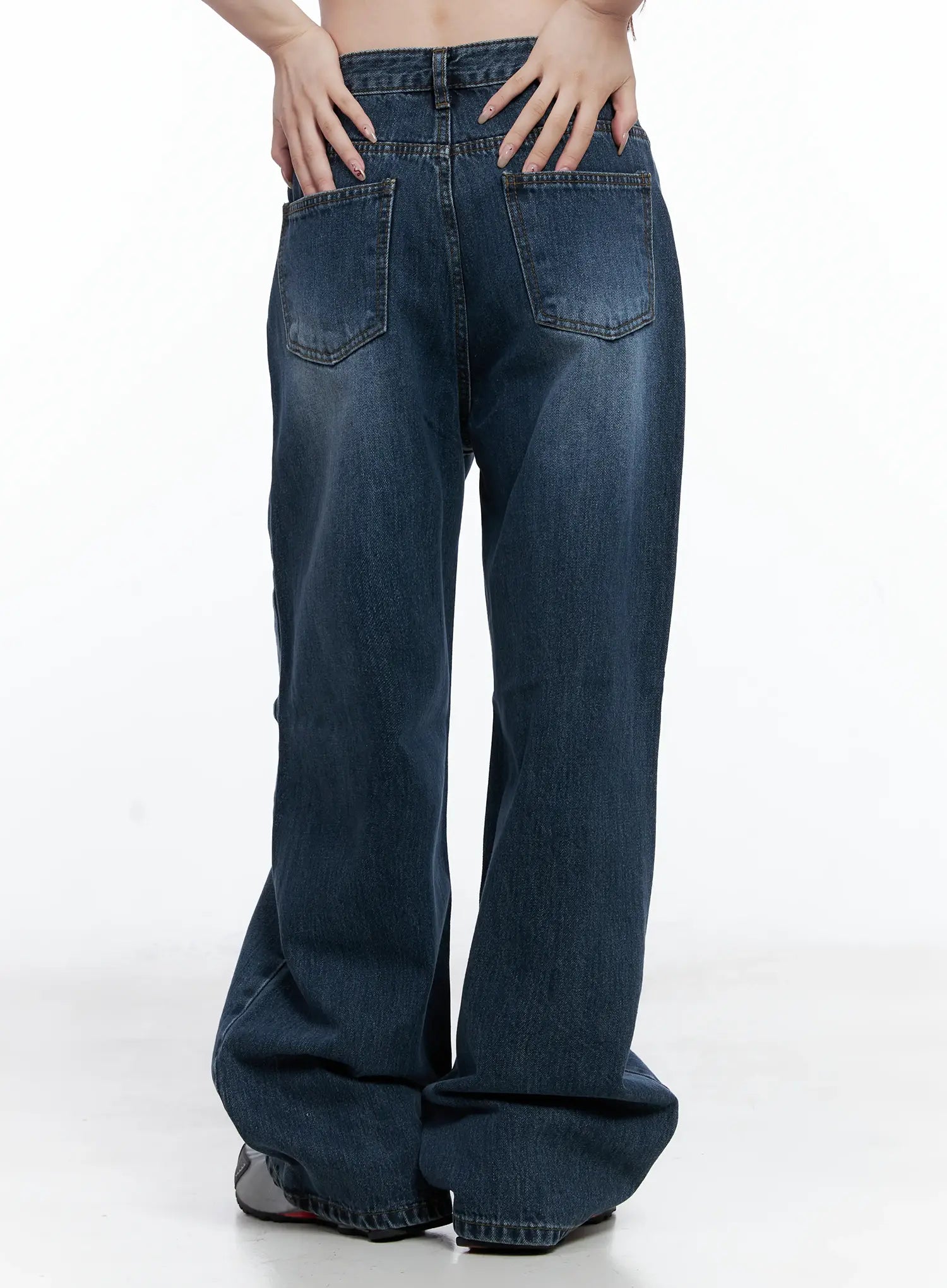 Beny Washed Wide-Leg Jeans CC1908 in dark blue, back close-up on model, twin back patch pockets with contrast stitching, washed denim texture, wide-leg hem pooling at floor.