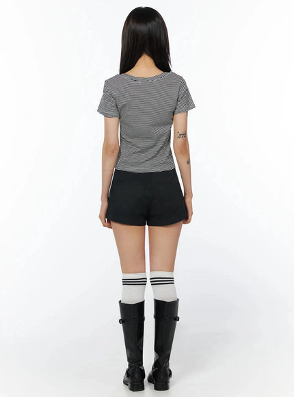 striped-button-detail-top-iu509