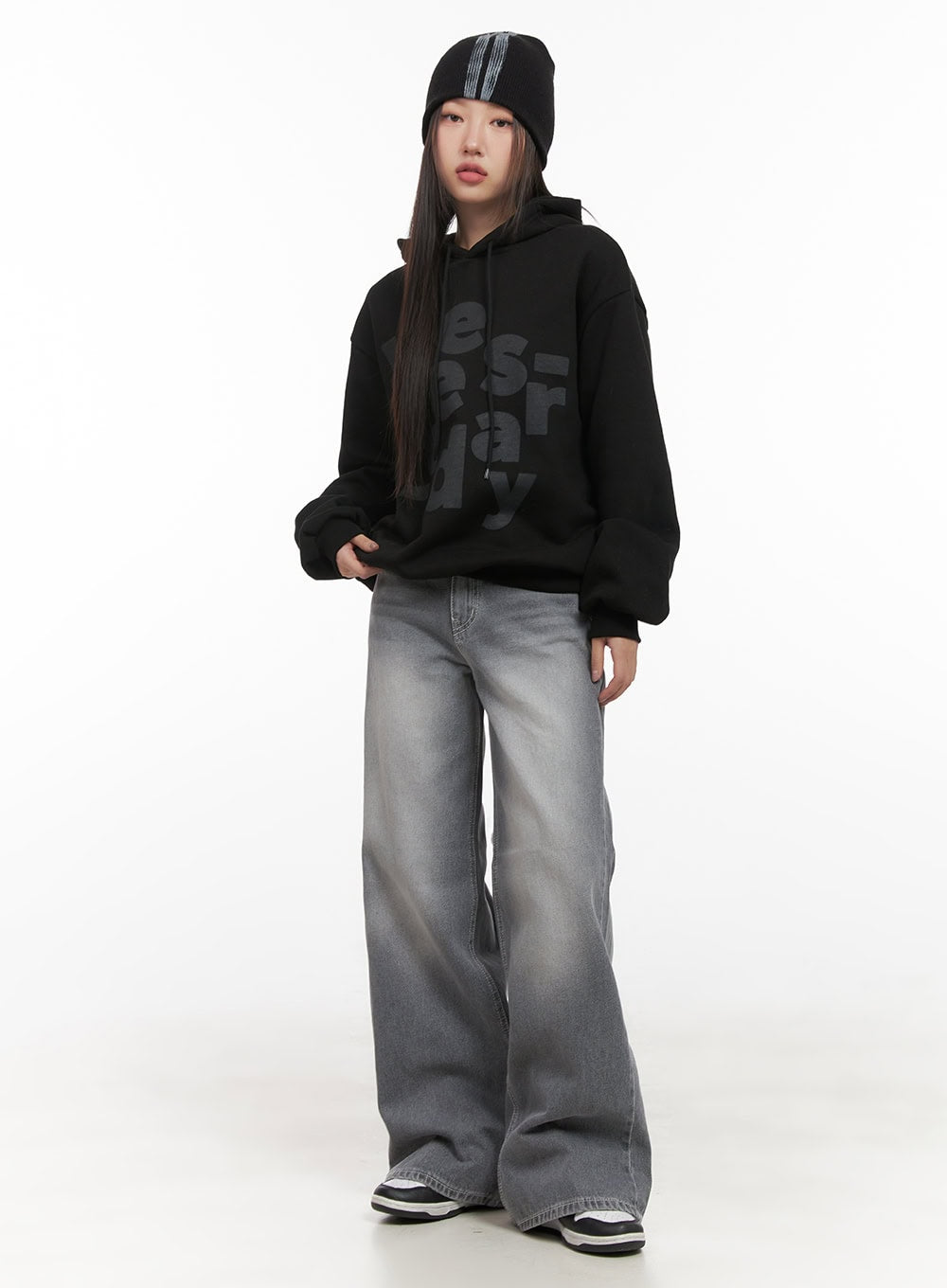 Yaz Baggy Jeans CD416 in gray, full-body front on model wearing black beanie, baggy wide-leg washed denim with gradient fade, styled in street acubi look.