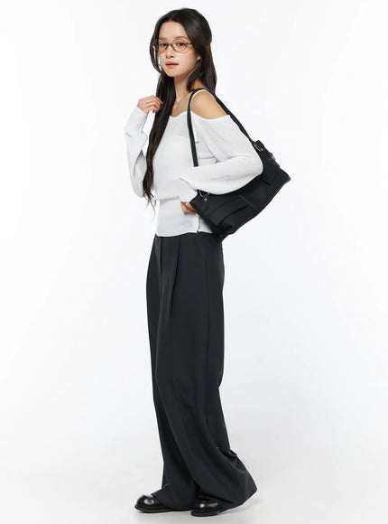 Basic Pintuck Wide Slacks CU522 in dark gray, side full-body shot on model, paired with white cold-shoulder top and black shoulder bag, wide leg with clean tailored lines.