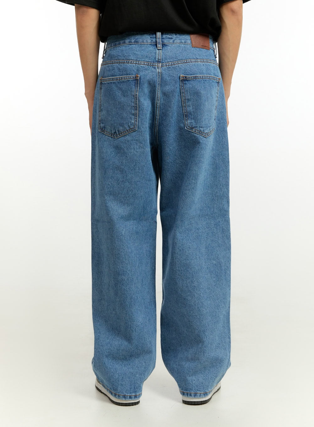 Men's Wide Fit Jeans IL412 in blue, back view on model, showing dual back pockets, leather brand patch at waistband, and wide-leg cut in medium-wash denim.