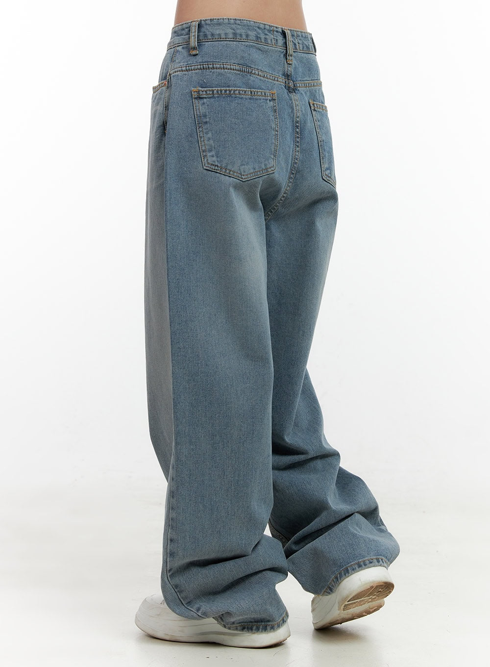 Taryn Chic Wide-Leg Jeans ON404 in light blue, back close-up from waist down, washed cotton denim showing dual back pockets with contrast stitching, extra-wide leg silhouette.
