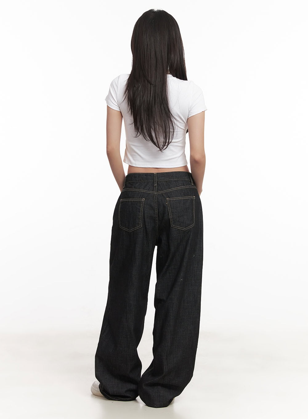 Fenna Baggy Jeans CA529 in black, back full-body on model, showing rear patch pockets with topstitching and floor-grazing wide-leg hem.