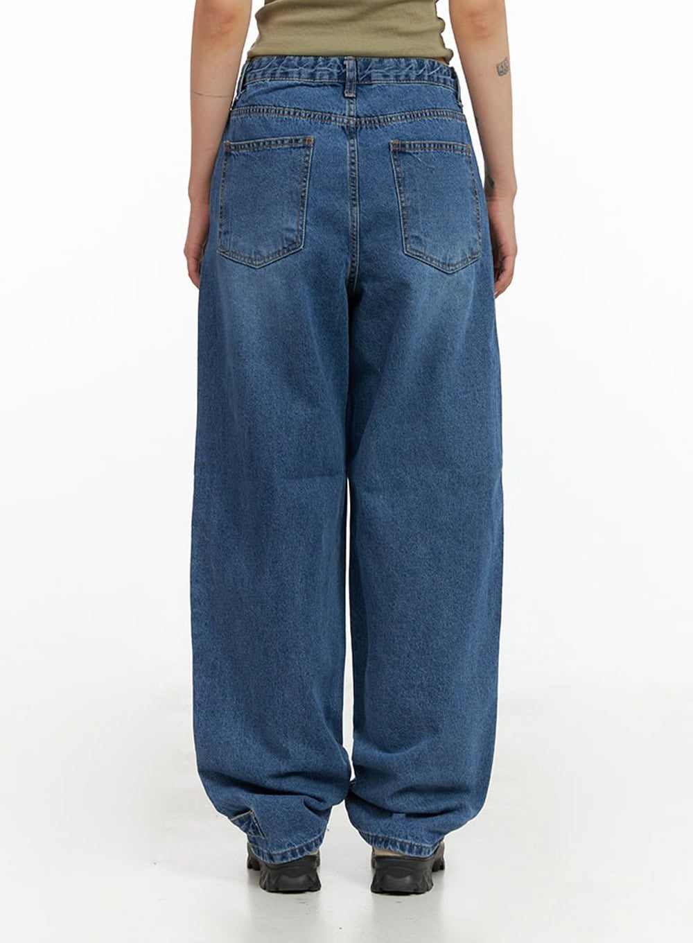 Wide Leg Baggy Jeans CL415 in blue, back waist-to-hem close-up on model, washed denim with two back patch pockets and oversized baggy leg, hem gathered at ankle.