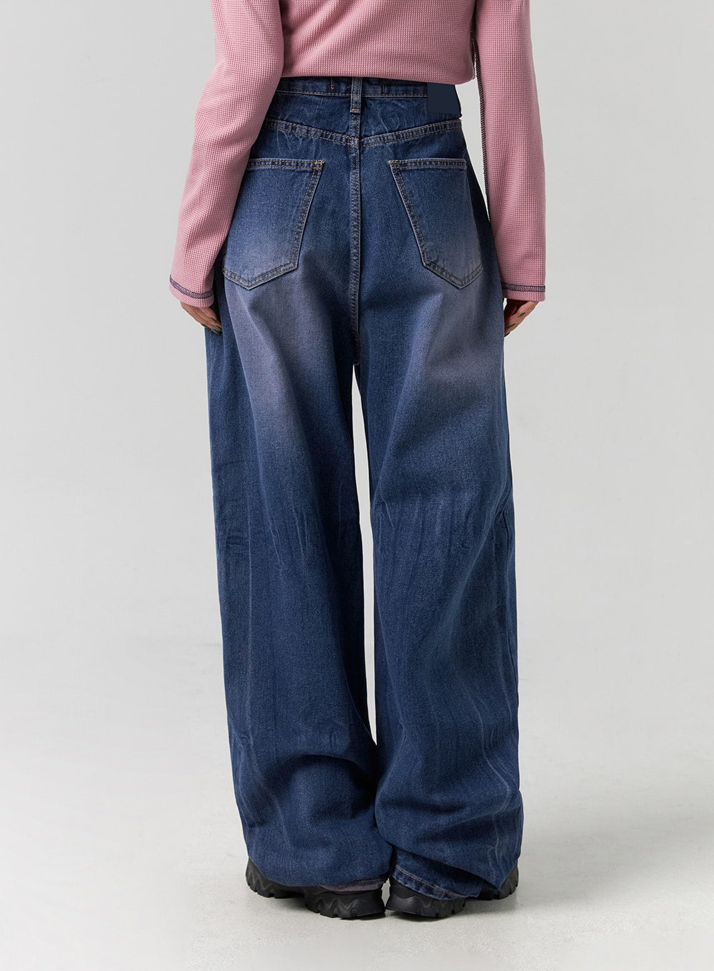 Wide Leg Cotton Jeans CG331 in blue, back close-up on model from waist down, showing dual back pockets, washed indigo denim, and wide pooling hem.