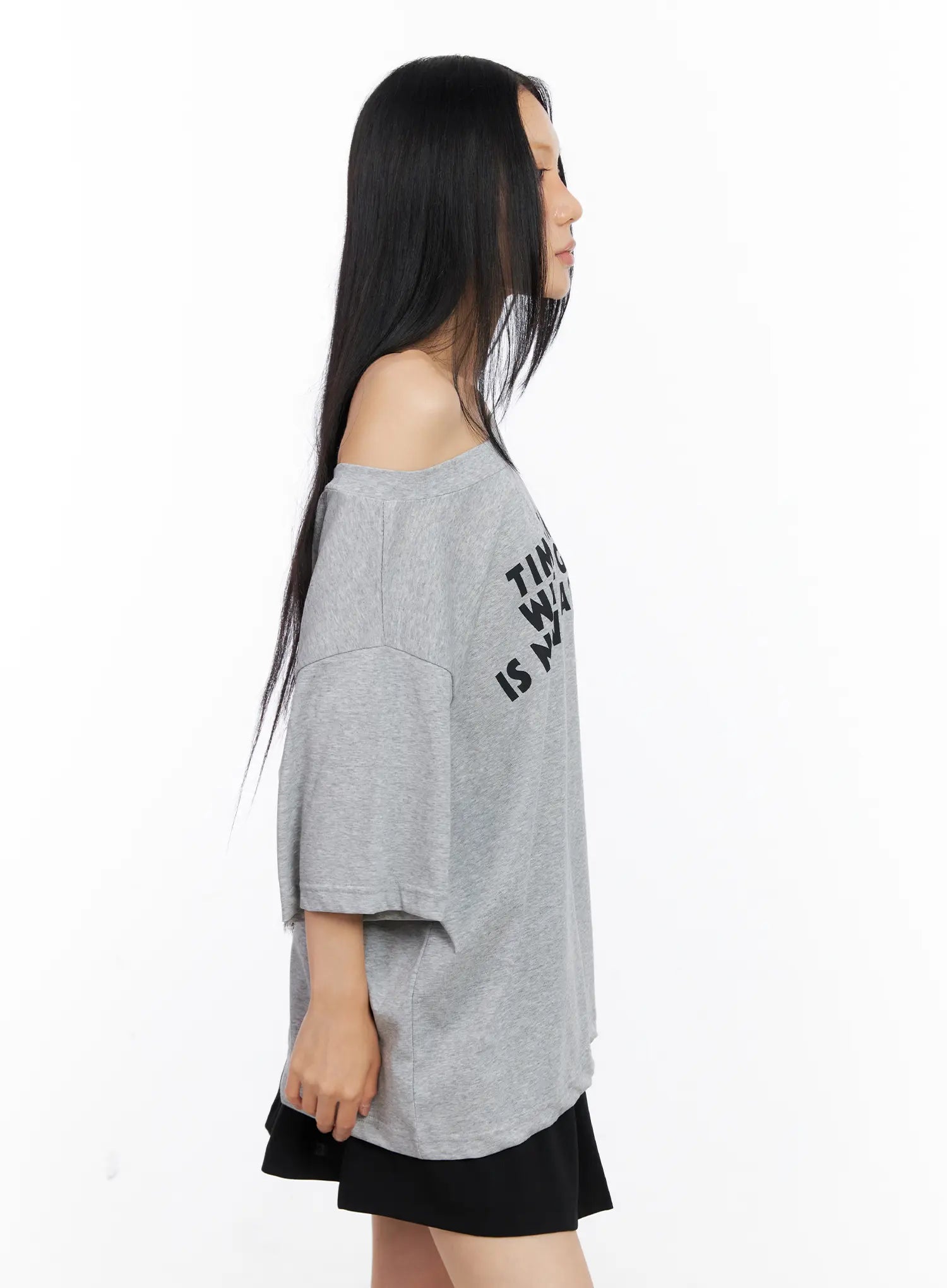 off-shoulder-relaxed-fit-graphic-tee-cl530