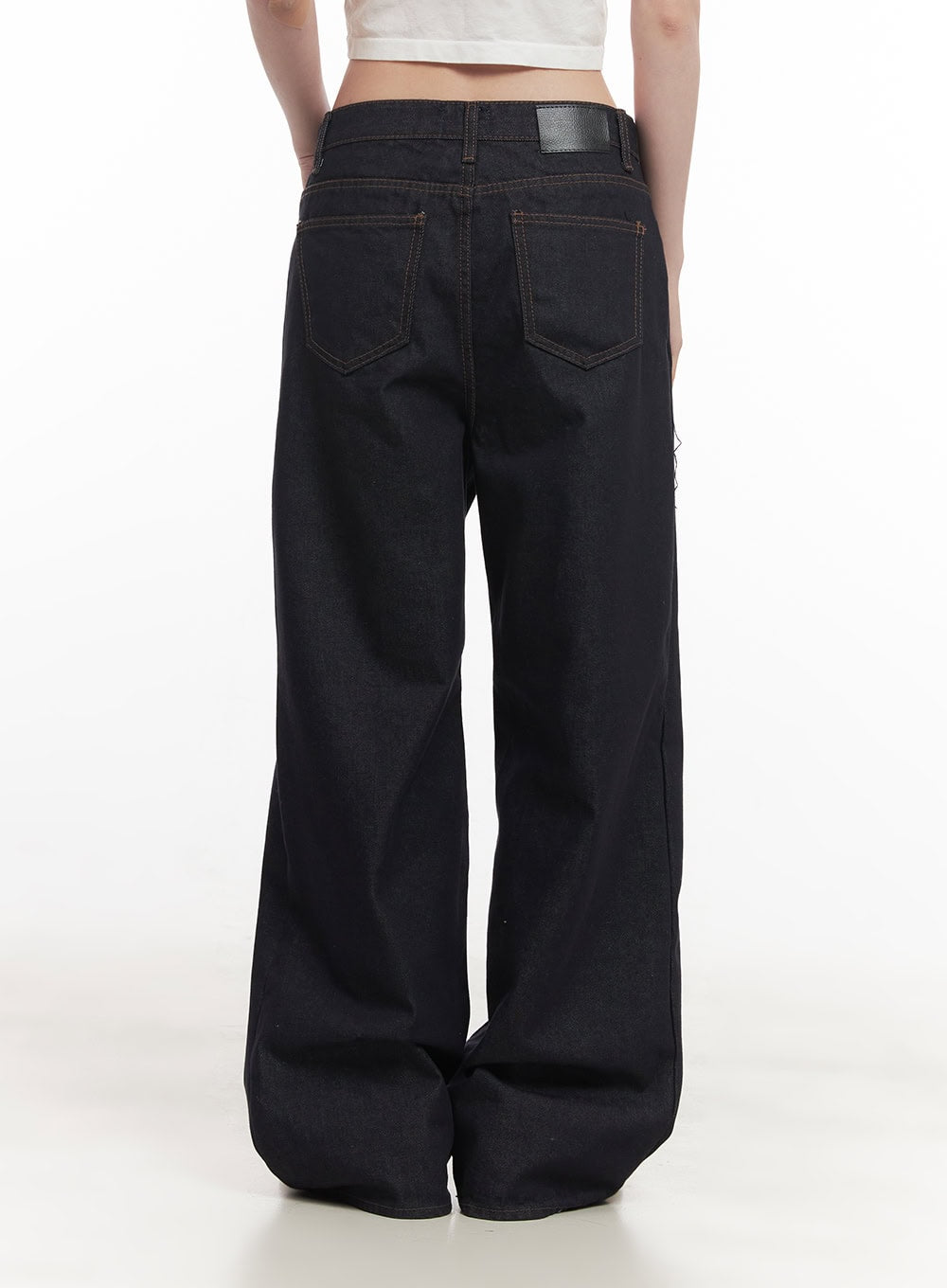 Jasmin Wide-Leg Jeans CF514 in dark blue, close-up back view on model, rear patch pockets with contrast stitching, leather brand tab at waistband, wide-leg cotton denim.