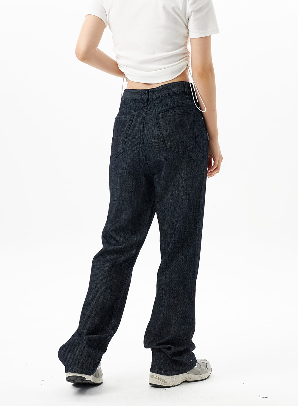 Dark Wash Mid-Rise Jeans OU314 in dark blue, back three-quarter close-up on model, back patch pockets with stitching detail, bootcut hem, dark wash denim texture shown clearly.