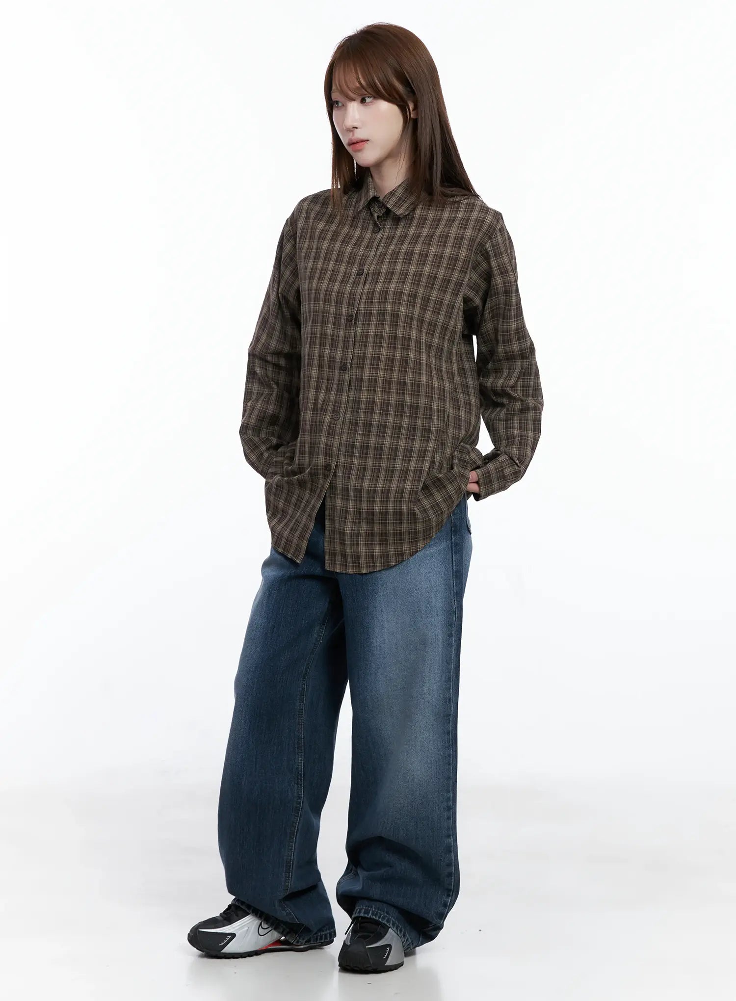 Beny Washed Wide-Leg Jeans CC1908 in dark blue, full-body slight angle on model, paired with brown plaid shirt, long wide-leg silhouette with visible washed gradient, sneakers.