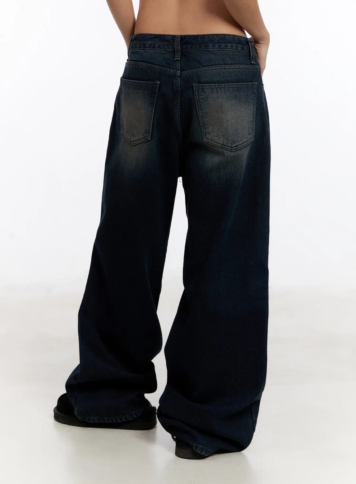 Auro Fleece-lined Wide Leg Jeans CN527 in dark blue, back view on model, dual back pockets with washed fading detail, floor-length wide-leg fit pooling over black shoes.
