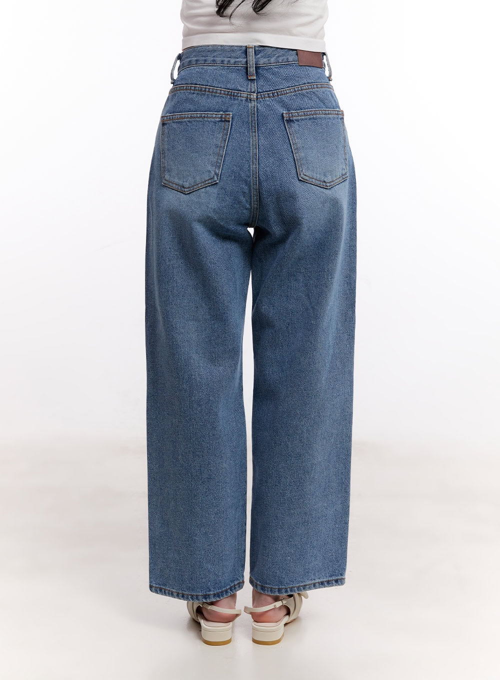 Jamie Comfy Straight-Fit Jeans CM526 in mid-blue wash, back view on model, high-rise waistband with brown leather tab and dual back pockets, straight-leg cotton denim silhouette.
