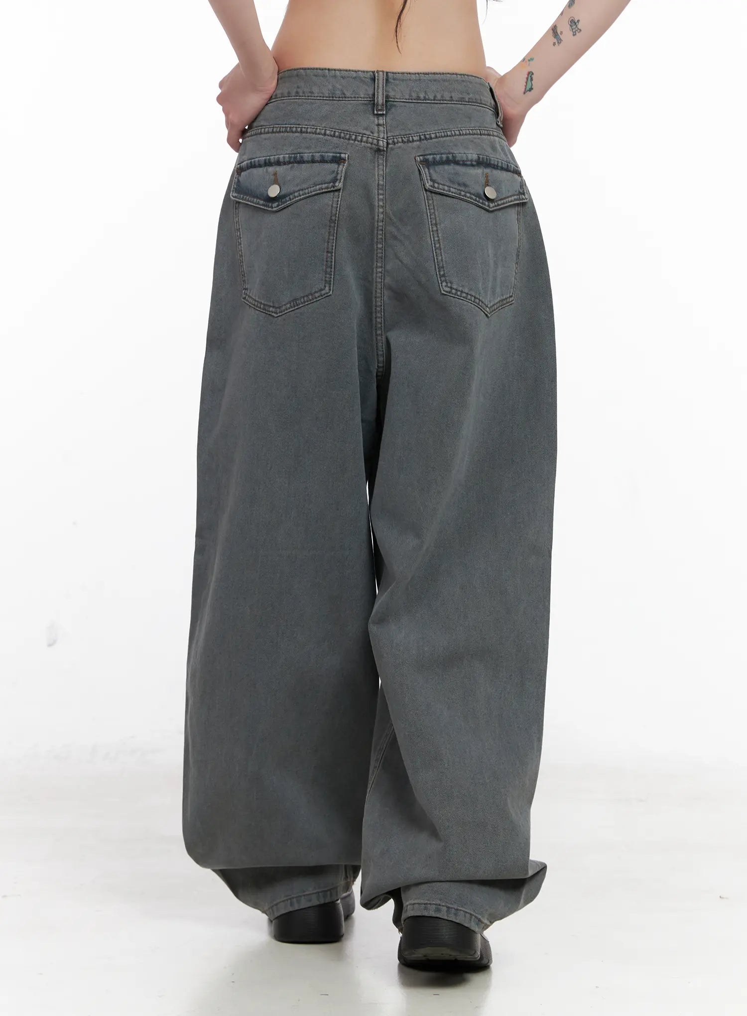 Odet Wide-Leg Balloon Jeans CN512 in blue, back waist-to-hem shot on model, showing dual back pockets with silver button rivets and balloon leg silhouette with hem pooling.