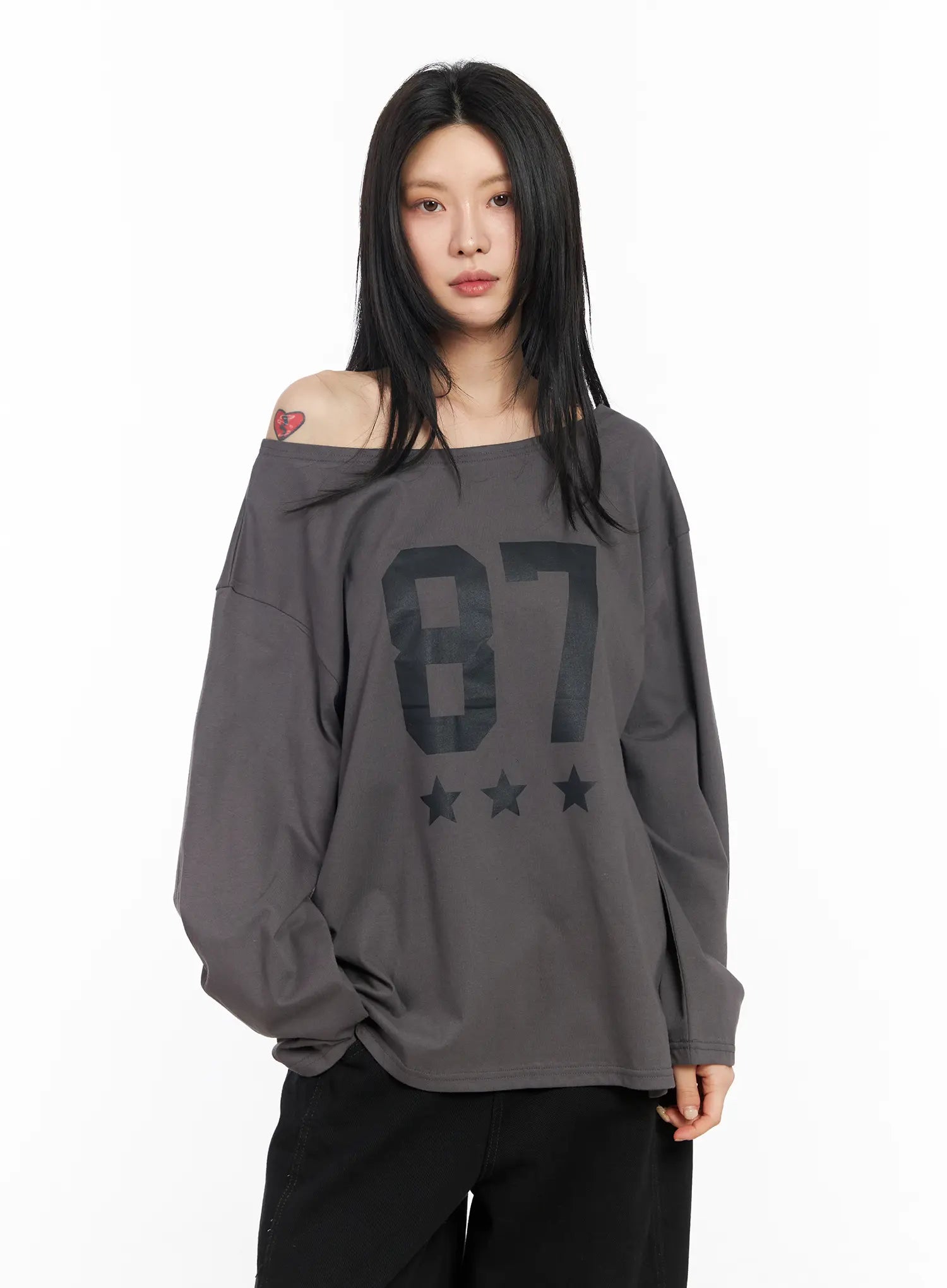 oversized-off-shoulder-graphic-tee-cm516