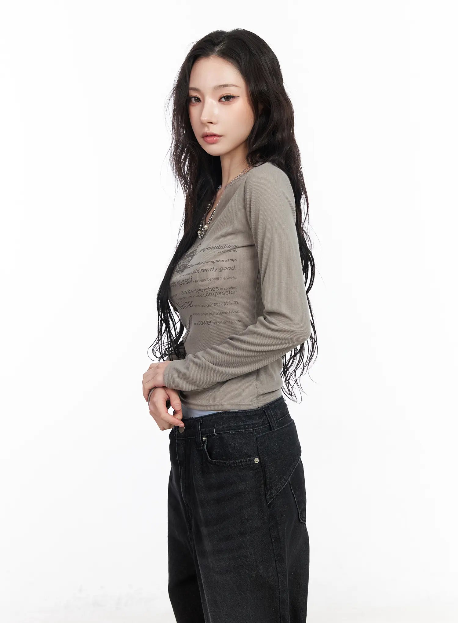 v-neck-ribbed-graphic-long-sleeve-top-cm519