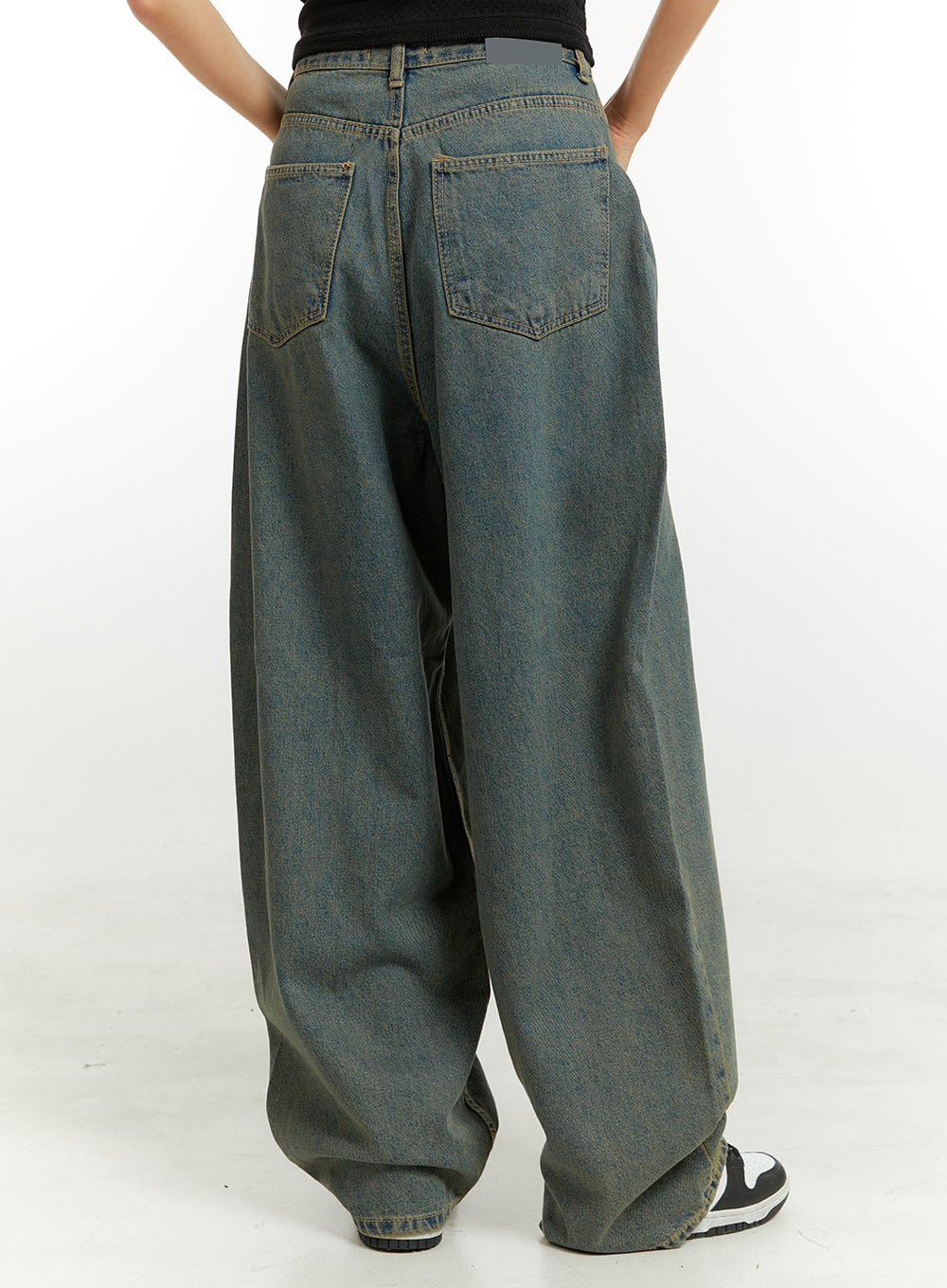 Denim Washed Baggy Jeans CU424 in blue, back close-up on model, showcasing rear patch pockets, contrast stitching, and vintage-washed denim surface with deep indigo tones.