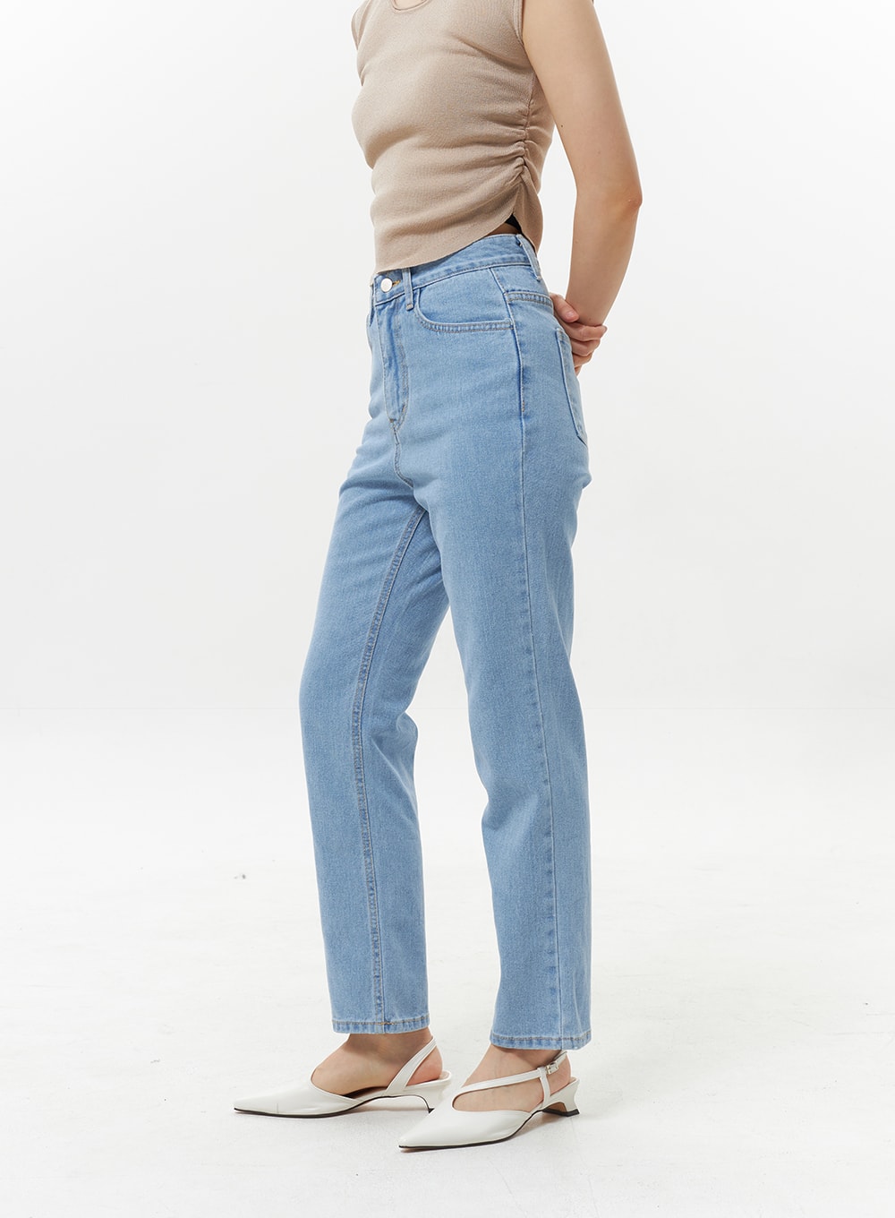 High Waist Jeans OY330 in light blue, side close-up on model from waist to hem, showing straight leg silhouette, side seam, and high waist fit with clean denim finish.