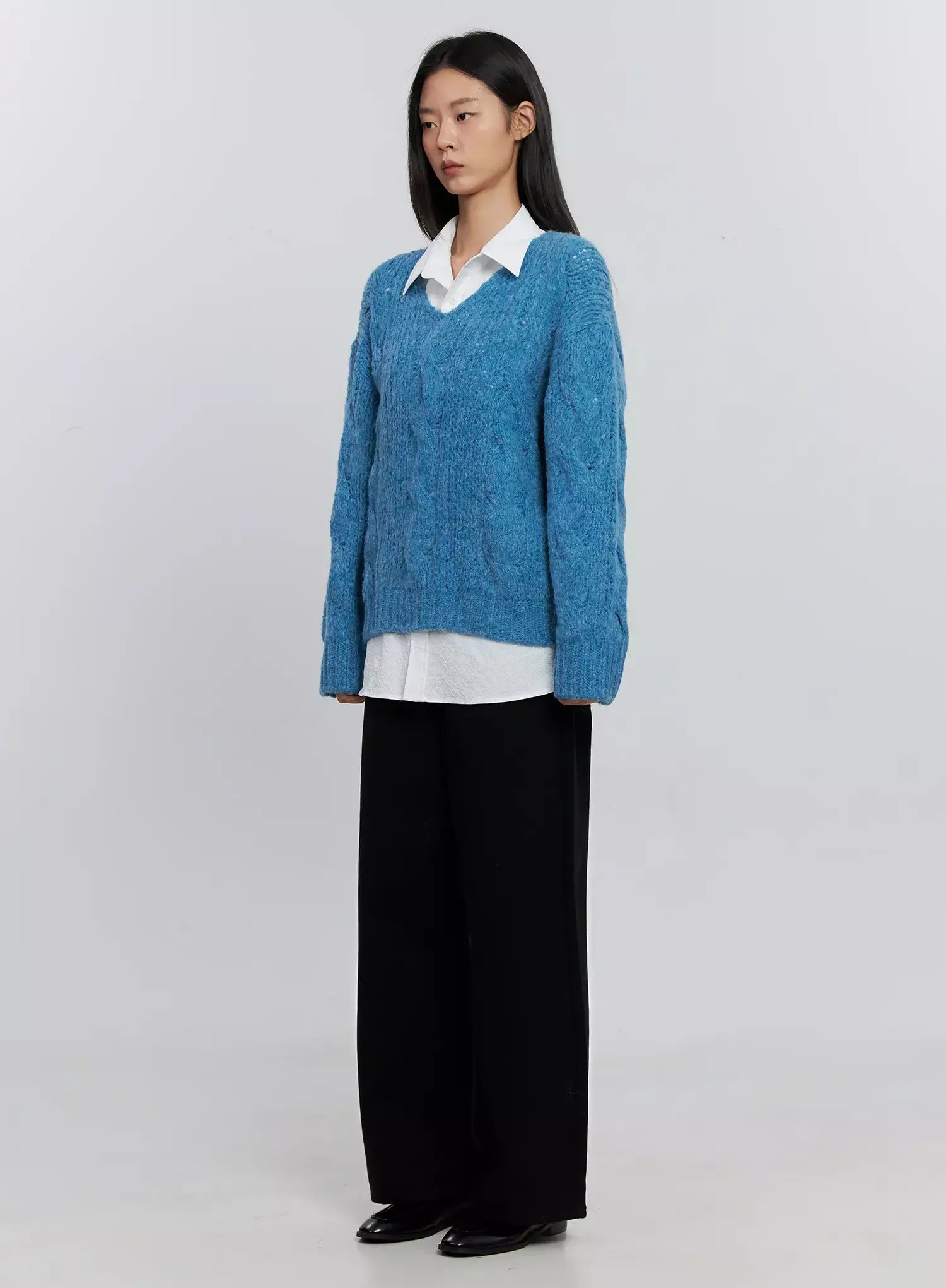 cable-knit-v-neck-sweater-is516