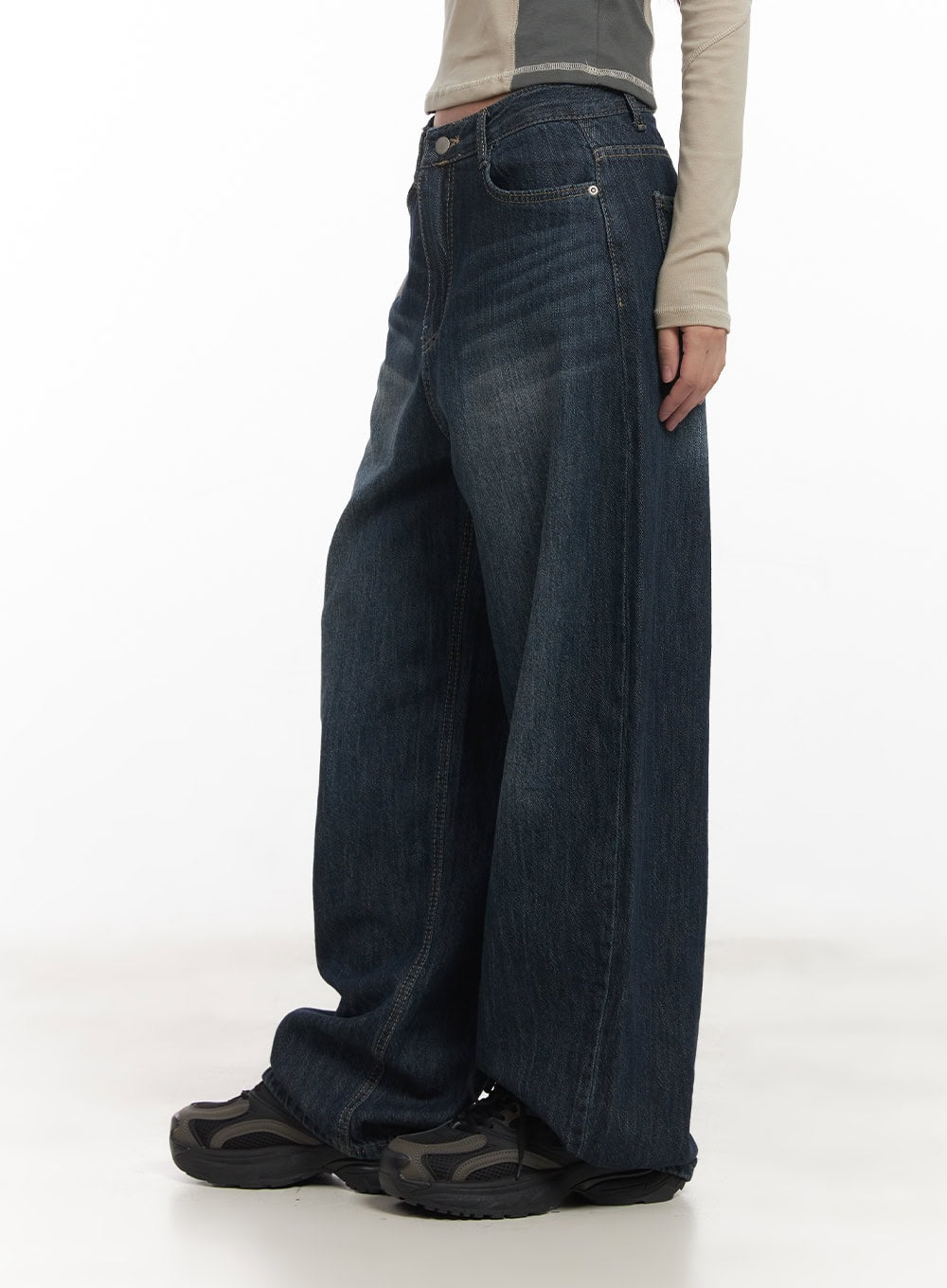 Renna Baggy Jeans CA521 in dark blue, side close-up waist-to-hem on model, washed denim with side pocket detail and exaggerated wide leg, chunky sneakers visible.