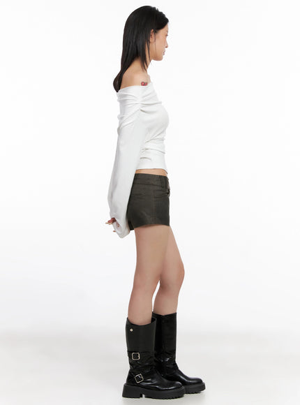 low-rise-faux-leather-shorts-is508