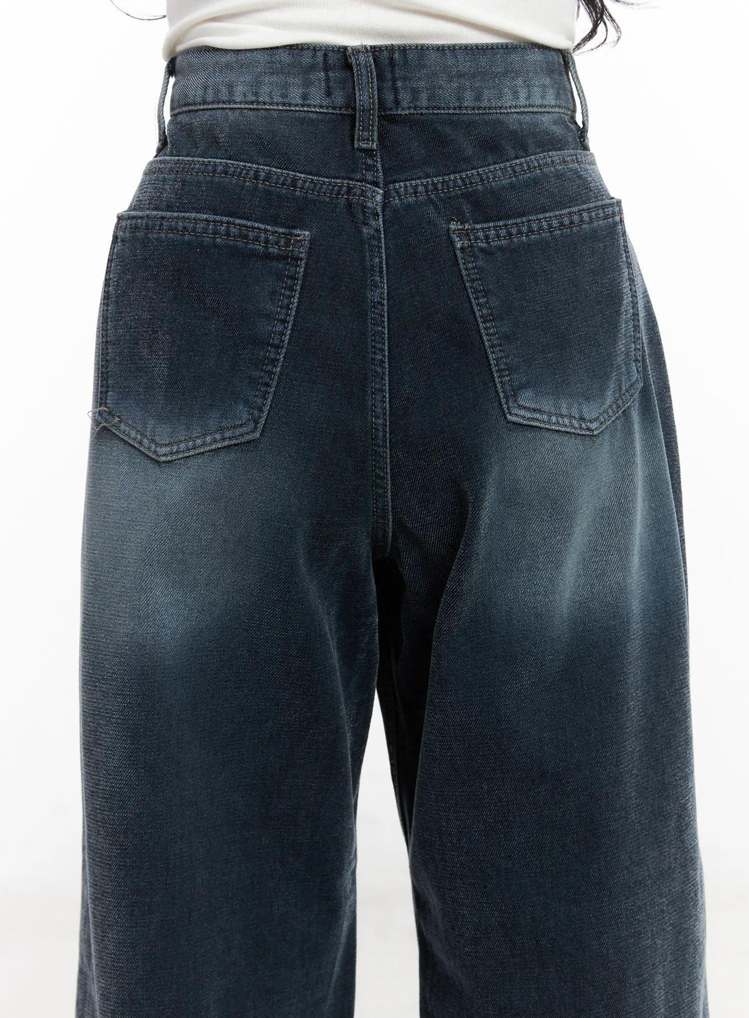 Zariah Baggy Jeans CN526 in dark blue, back close-up detail on model, showing dual stitched back pockets and washed denim texture with faded indigo tones.