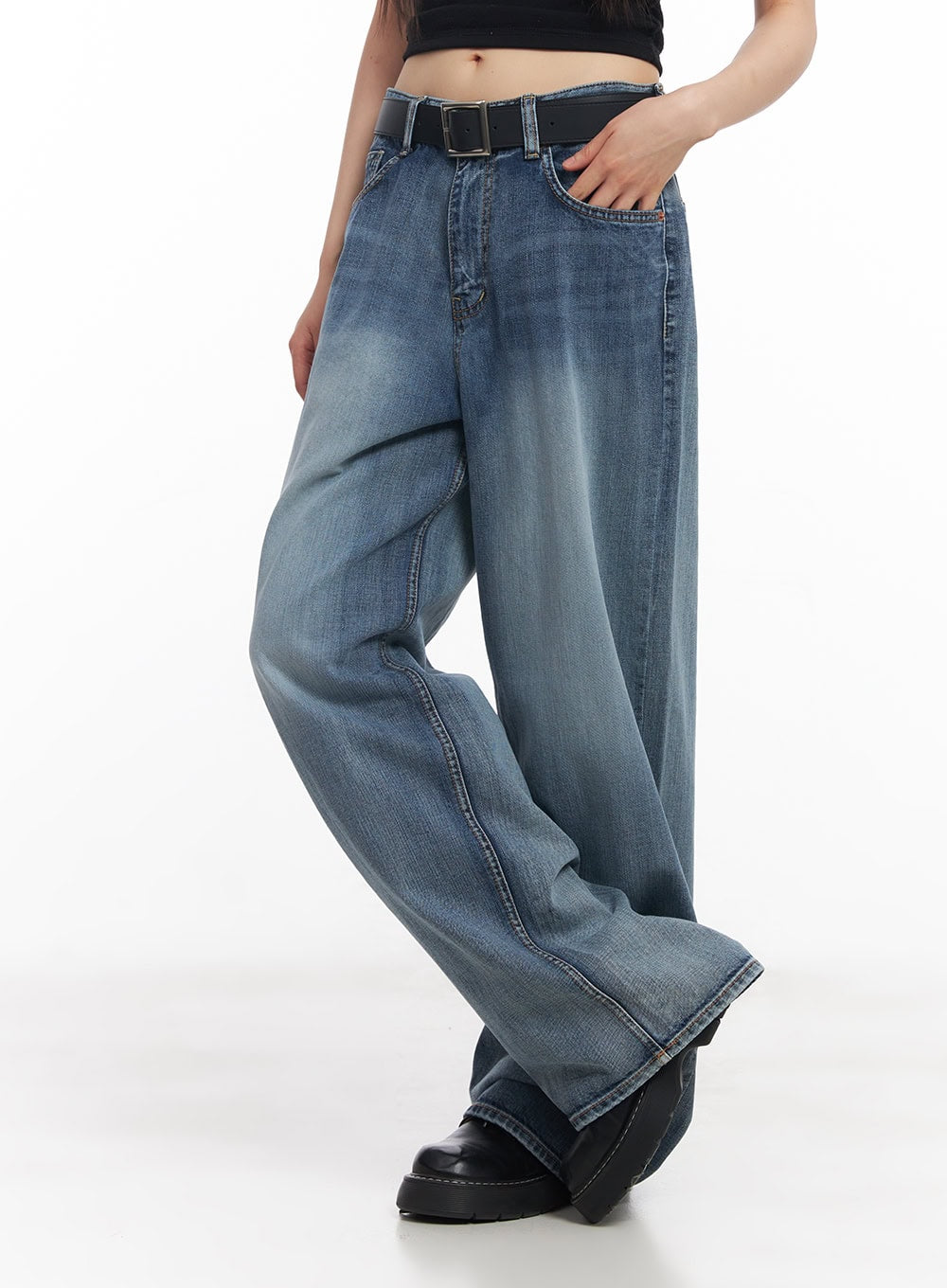 Pauline Wide-Leg Baggy Jeans CY512 in blue, angled front close-up on model, washed denim with faded gradient, black belt detail, wide leg pooling at hem.