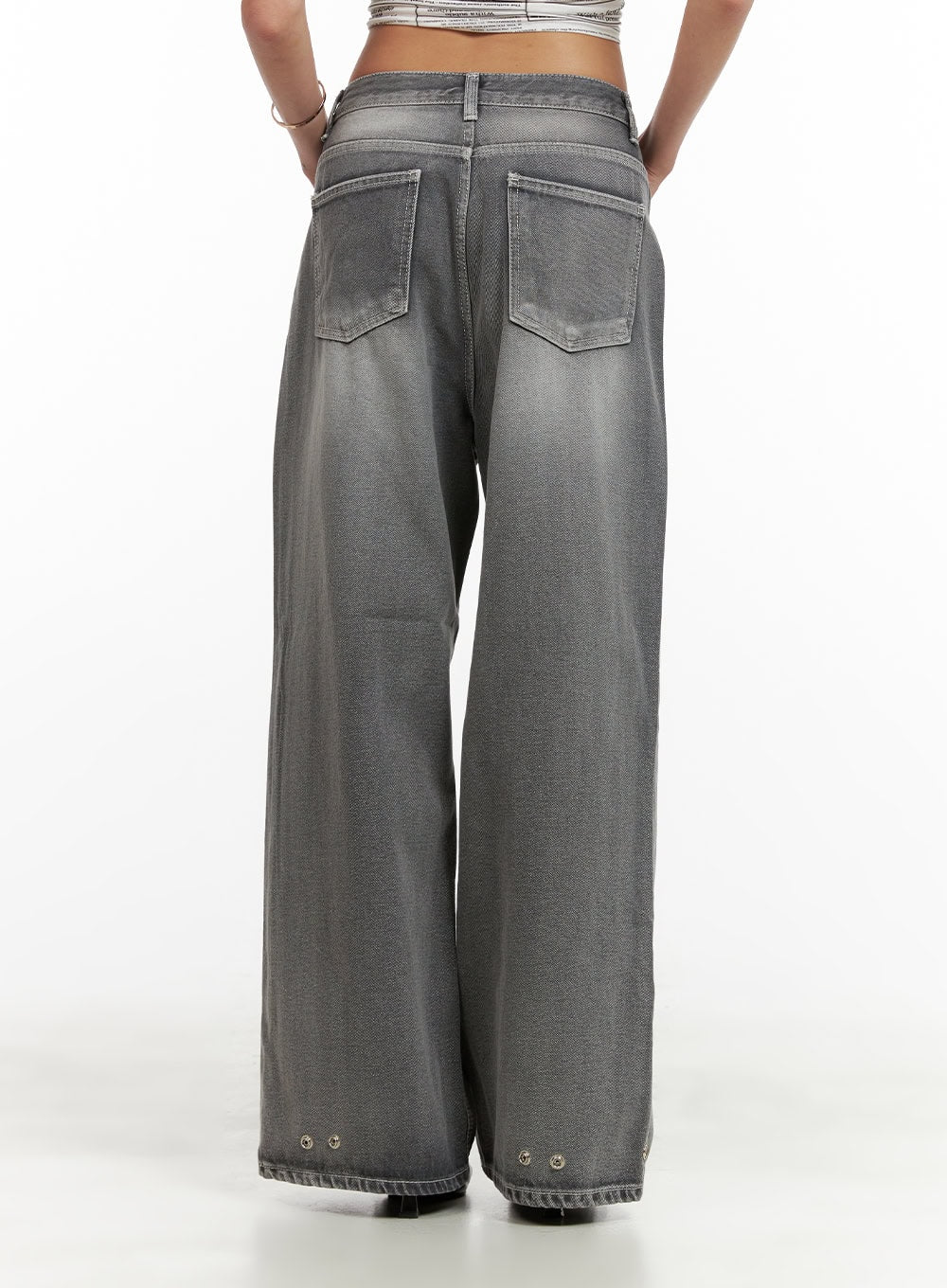 Low Rise Baggy Jeans CY431 in gray, back close-up on model, dual patch pockets and low waistband detail visible, washed cotton denim wide fit.