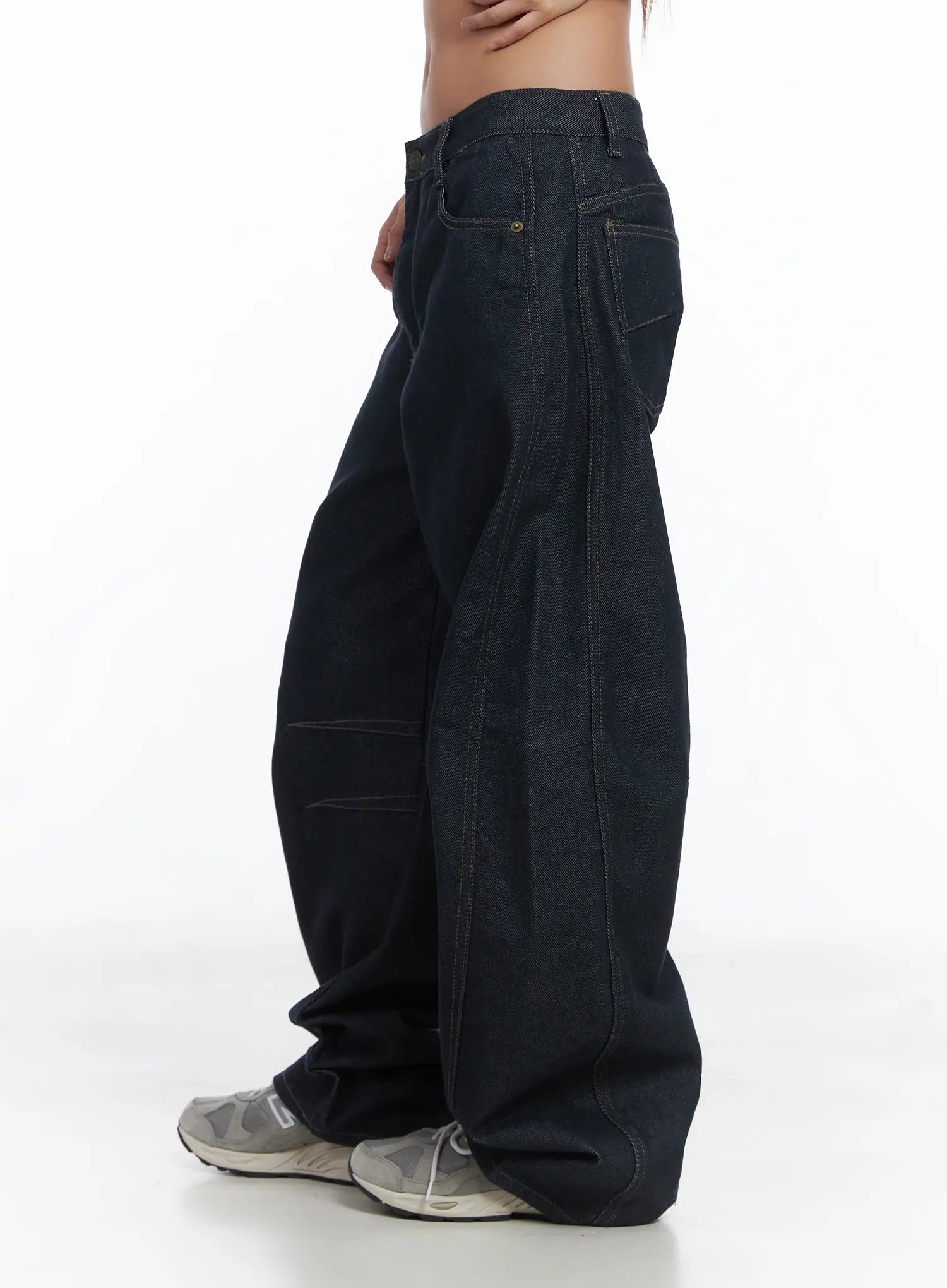 Mingyu Wide Jeans CJ512 in dark blue, side close-up on model, highlighting angled front pocket with contrast stitching, curved leg seam, and oversized wide-fit silhouette.