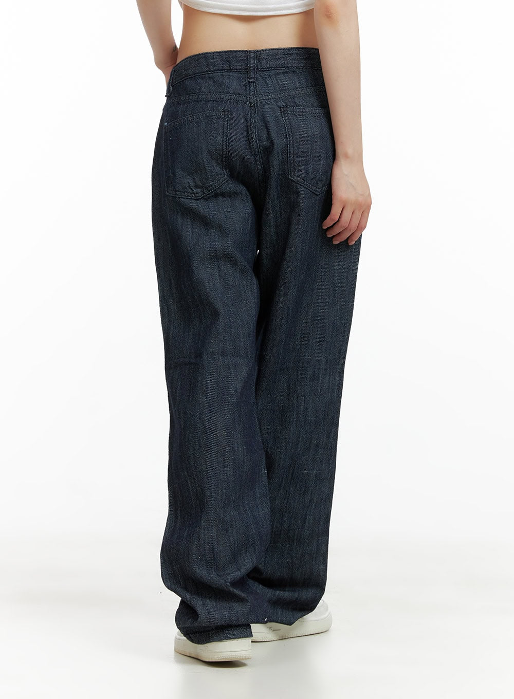 Low Waist Loose Fit Baggy Jeans CL403 in dark blue, back close-up on model, back patch pockets and washed cotton denim texture, loose wide leg with slight hem stack.